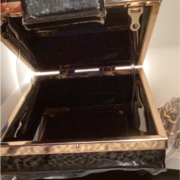 NEWT VINTAGE PARIS PERFUME SHAPED CLUTCH BAG. - Picture 13 of 14